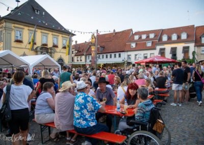 Zahlreiche Besucher auf dem Marktplatz