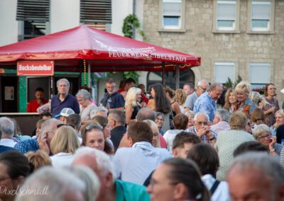 Zahlreiche Besucher auf dem Marktplatz