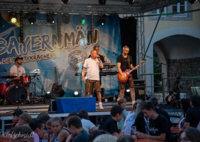 Das 45. Marktplatzweinfest der Freiwilligen Feuerwehr mit Bayernmän