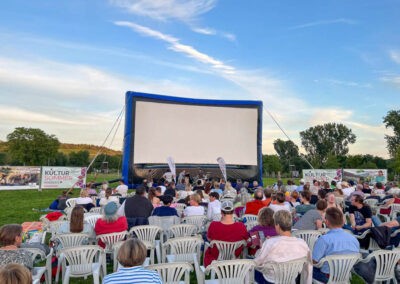 Die Leinwand steht