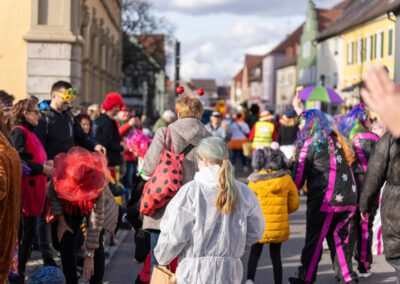 Straße und Marktplatz im Zeichen von Fasching