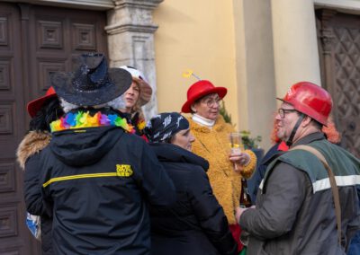 Jecken rund um das Rathaus