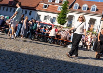 Wieder einmal zahlreiche Besucher bei der Maibaumaufstellung in Eibelstadt