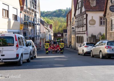 Einmarsch auf dem Marktplatz zur Maibaum-Aufstellung