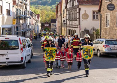Einmarsch auf dem Marktplatz zur Maibaum-Aufstellung