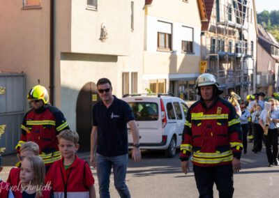 Einmarsch auf dem Marktplatz zur Maibaum-Aufstellung