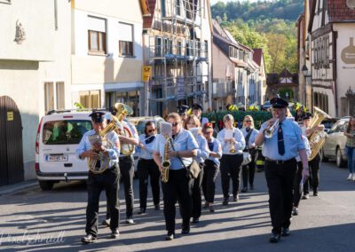 Einmarsch auf dem Marktplatz zur Maibaum-Aufstellung
