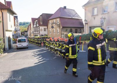 Einmarsch auf dem Marktplatz zur Maibaum-Aufstellung