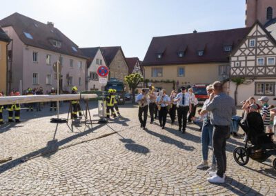 Einmarsch auf dem Marktplatz zur Maibaum-Aufstellung
