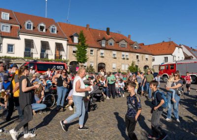 Wieder einmal zahlreiche Besucher bei der Maibaumaufstellung in Eibelstadt