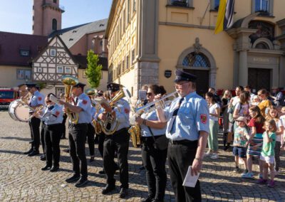 Die Feuerwehr-Kapelle spielt bei der Maibaum-Aufstellung in Eibelstadt