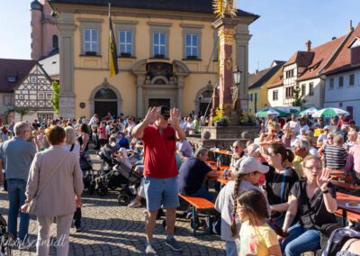Wieder einmal zahlreiche Besucher bei der Maibaumaufstellung in Eibelstadt