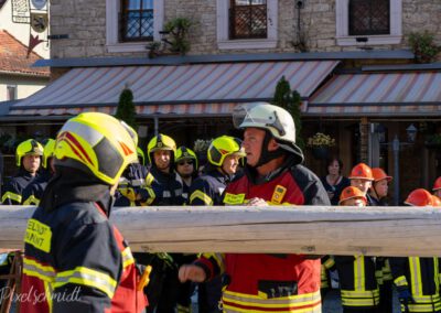 Der Kommandant mit letzten Anweisungen - Maibaum-Aufstellung in Eibelstadt