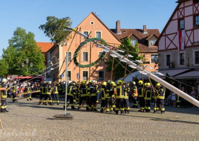 Die Freiwillige Feuerwehr Eibelstadt im vollen Einsatz bei der Maibaum-Aufstellung