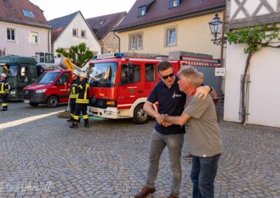 Small-Talk am Rande der Maibaum-Aufstellung in Eibelstadt