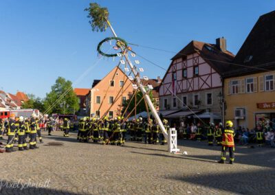 Die Freiwillige Feuerwehr Eibelstadt im vollen Einsatz bei der Maibaum-Aufstellung in Eibelstadt