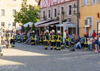 Die Freiwillige Feuerwehr Eibelstadt im vollen Einsatz bei der Maibaum-Aufstellung in Eibelstadt