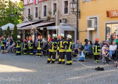 Die Freiwillige Feuerwehr Eibelstadt im vollen Einsatz bei der Maibaum-Aufstellung in Eibelstadt