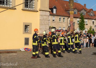 Die Freiwillige Feuerwehr Eibelstadt im vollen Einsatz bei der Maibaum-Aufstellung in Eibelstadt