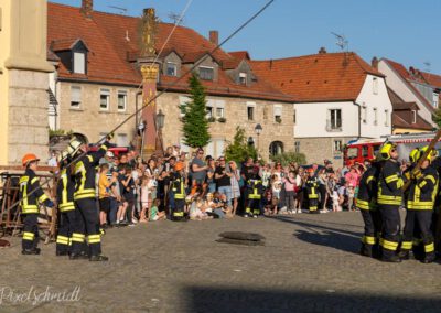 Wieder einmal zahlreiche Besucher bei der Maibaumaufstellung in Eibelstadt