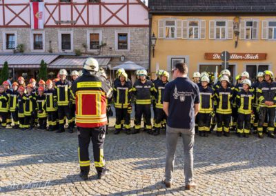 Maibaum-Aufstellung in Eibelstadt - Bügermeister und Feuerwehr-Kommandant bedanken sich für die gute Arbeit