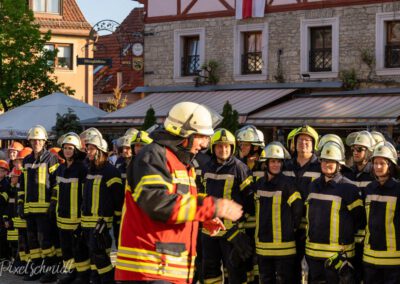 Feuerwehr-Kommandant Marco Seynstahl richtet dankende Worte an die Mannschaft