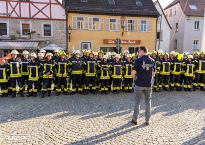 Bürgermeister Markus Schenk richtet seinen Dank an die Helfer der Freiwilligen Feuerwehr Eibelstadt für die Aufstellung des Maibaums