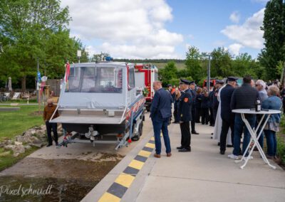 Das neue Mehrzweckboot der Freiwilligen Feuerwehr Eibelstadt wird begutachtet