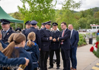 Bürgermeister und Feuerwehr-Kommandant im Austausch