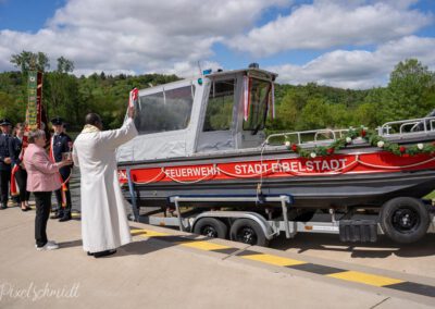 Dr. Fungula segnet das neue Mehrzweckboot der Freiwilligen Feurwehr Eibelstadt