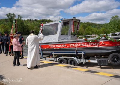Dr. Fungula segnet das neue Mehrzweckboot der Freiwilligen Feurwehr Eibelstadt