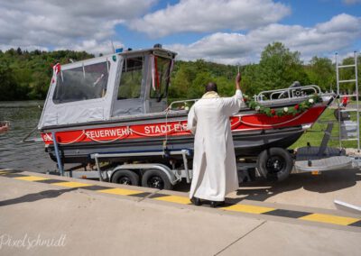 Dr. Fungula segnet das neue Mehrzweckboot der Freiwilligen Feurwehr Eibelstadt