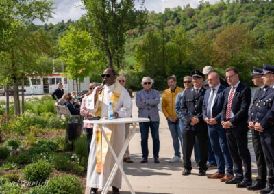 Dr. Fungula segnet das neue Mehrzweckboot der Freiwilligen Feurwehr Eibelstadt