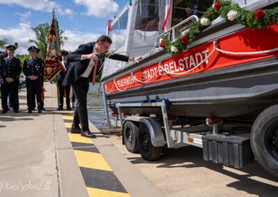 Bürgermeister Markus Schenk tauft das neue Mehrzweckboot der Freiwilligen Feuerwehr Eibelstadt