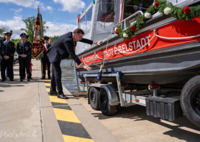 Bürgermeister Markus Schenk tauft das neue Mehrzweckboot der Freiwilligen Feuerwehr Eibelstadt