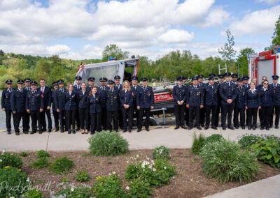 Die Mannschaft der Freiwilligen Feuerwehr Eibelstadt vor ihrem neuen Mehrzweckboot