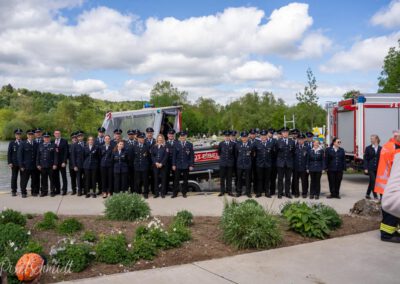 Die Mannschaft der Freiwilligen Feuerwehr Eibelstadt vor ihrem neuen Mehrzweckboot