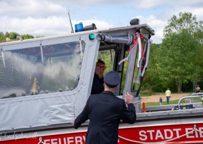 Es kann losgehen und das Boot wird zu Wasser gelassen