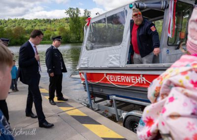 Es kann losgehen und das Boot wird zu Wasser gelassen