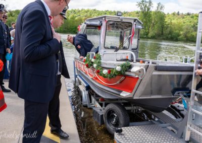 Es kann losgehen und das Boot wird zu Wasser gelassen