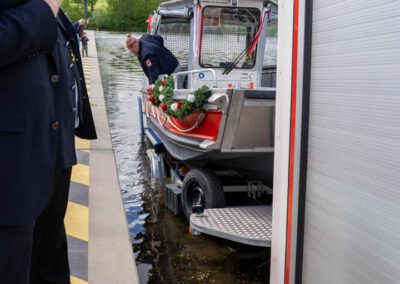 Es kann losgehen und das Boot wird zu Wasser gelassen