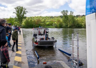 Es kann losgehen und das Boot wird zu Wasser gelassen