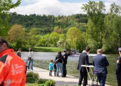 Alle schauen zu, wie das neue Mehrzweckboot der Freiwilligen Feuerwehr Eibelstadt seine ersten Runden dreht