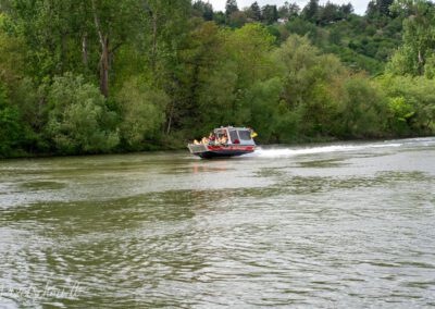 Das neue Mehrzweckboot der Freiwilligen Feuerwehr Eibelstadt bei den ersten Ausfahrten