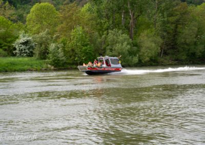 Das neue Mehrzweckboot der Freiwilligen Feuerwehr Eibelstadt bei den ersten Ausfahrten