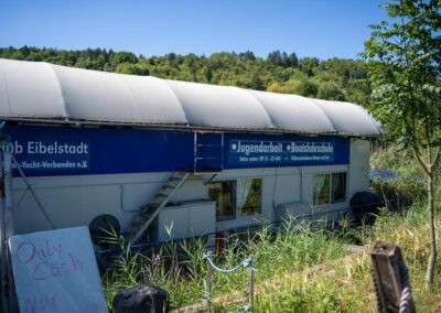 Willkommen an Bord! Das Menas Bistro Boat in Eibelstadt ist kein gewöhnliches Restaurant – es ist ein schwimmendes Bistro direkt am Main,
