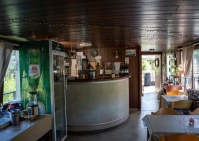 Willkommen an Bord! Das Menas Bistro Boat in Eibelstadt ist kein gewöhnliches Restaurant – es ist ein schwimmendes Bistro direkt am Main,