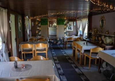 Willkommen an Bord! Das Menas Bistro Boat mit maritimer Atmosphäre