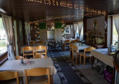 Innen und Außen einfach gemütlich - Menas Bistro Boat
